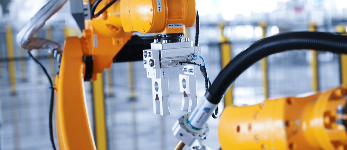 機器人技術：機器人打膠和焊接等